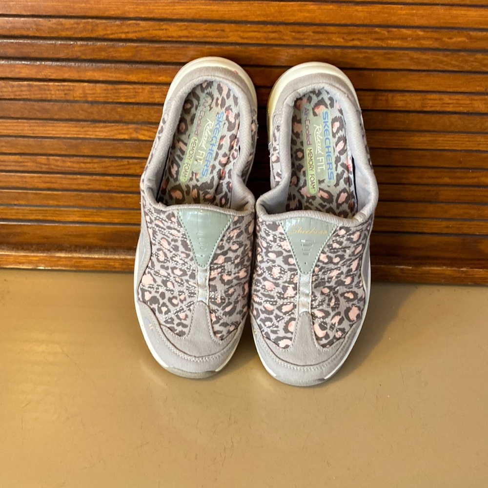 Skechers Relaxed Fit Commute Time City Bloom Mule Clogs Taupe Size 7